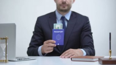 Dolar ile pasaport tutan göçmen memur, kimlik kartı hizmetleri için ödeme