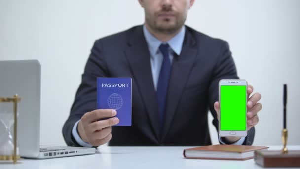 Důstojník s cestovním pasem a mobilním telefonem, registrace online pro průkaz totožnosti — Stock video