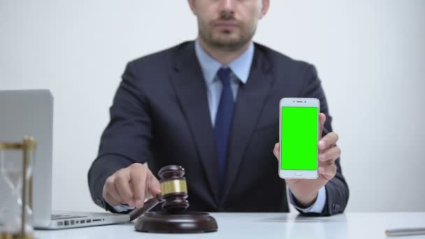 Адвокат стучит молотком, держа мобильный телефон, конституционное право в мобильных приложениях — стоковое видео