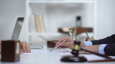 Boşanma belgesini nerede imzalayacağını gösteren avukat, hukuki danışmanlık