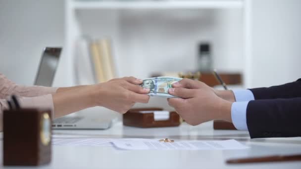 Mannelijke en vrouwelijke handen trekken geld, delen huwelijkse eigendom tijdens de scheiding — Stockvideo