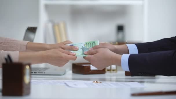 Férfi és nő keze húzza euró pénz, elválasztó házassági vagyon válás során — Stock videók