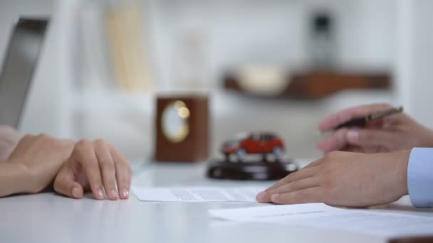 Auto leasing esperto dando donna penna per firmare il contratto, assicurazione veicolo primo piano — Video Stock