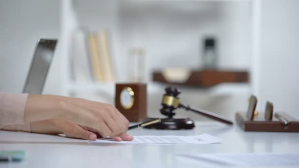 Mujer firmando acuerdo de compra de bienes raíces, tomando llaves de la casa de abogado — Vídeos de Stock