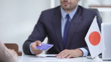 Japonya konsolosluk görevlisi genç kadına pasaport vererek, öğrenci vize onayı