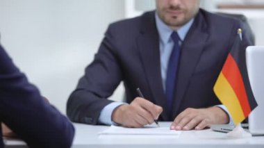 Alman patron, göçmen çalışanla iş sözleşmesi imzaladı, el sıkışırken