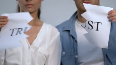 Genç çift iki parça üzerinde güven kelime işareti yırtılma, ilişki zorlukları
