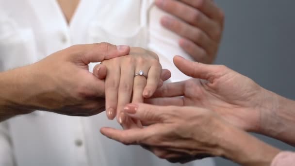 Στοργικό ζευγάρι που δείχνει δαχτυλίδι αρραβώνων σε φίλες δάχτυλο στη μητέρα, γάμος — Αρχείο Βίντεο