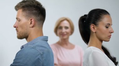 Kayınvalide, kızı ve damadının aile kavgasını izlerken gülümsüyor
