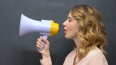 Çekici genç kadın hoparlör, kazançlı anlaşma promo duyuru yapma