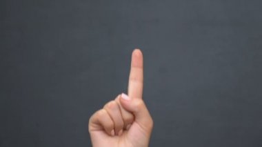 Bayan tahtayı işaret ediyor, önemli bir duyuru yapıyor, yakın çekim