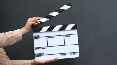 Tahta arka plan üzerinde clapper ile kadın eller, başarılı kariyer, başlangıç