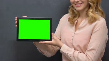 Kamera, mobil hizmetler, uygulamalar için yeşil ekran tablet gösteren Bayan