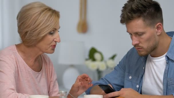 Figlio ignorando la comunicazione in diretta con la madre, chattando su smartphone, conflitto — Video Stock