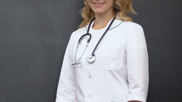 Pewna kobieta lekarz z stetoskop skrzyżowanie rąk, pomoc medyczna, opieka zdrowotna — Wideo stockowe