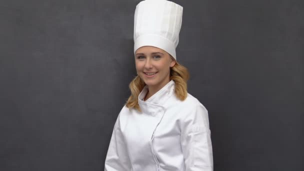 Lachende zelfverzekerde vrouwelijke kok kruisende handen op de borst en glimlachend, beroep — Stockvideo