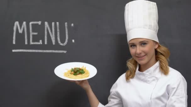 Krásná ženská kuchařka předvádějící chutné těstoviny na talíři, italská kuchyně, jídlo — Stock video