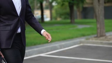 İş elbisesi giyen adam arabada adama para ya da silah ile çanta veren, suç