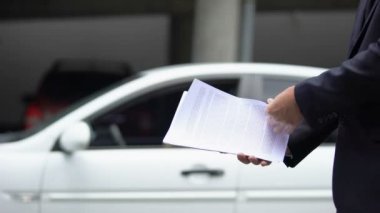 İş elbisesi içinde adam rakip, içeriden bilgi firma belgeleri teslim