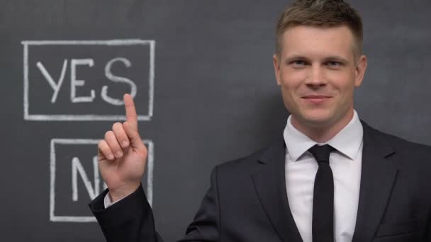 Affärsman som pekar på Ja skriven på Blackboard, positivt val, beslut — Stockvideo