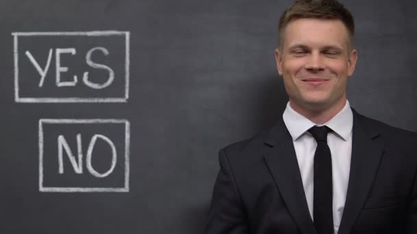 Lächelnder Geschäftsmann, der auf Nein zeigt, Fähigkeit, anderer Meinung zu sein, Entscheidung zu treffen, Wahl — Stockvideo