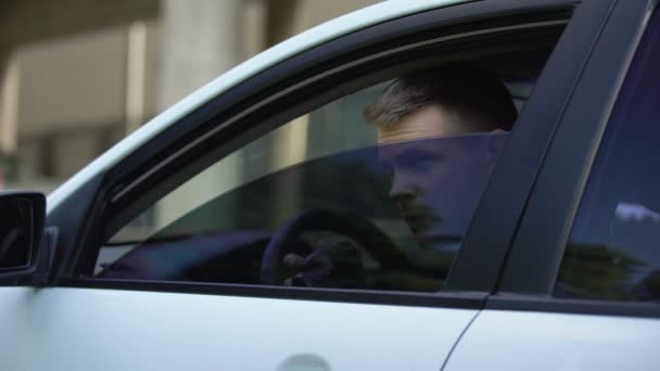 Homem com câmera abrindo janela do carro e fazendo foto, detetive particular espionagem — Vídeo de Stock