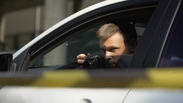 Macho repórter da imprensa da sarjeta fazendo fotos da cena do crime da janela do carro — Vídeo de Stock
