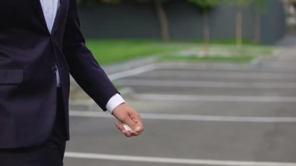 Férfi öltöny, amely a személygépkocsi-vezető kis táska, fehér por, kábítószer-kereskedelem — Stock videók