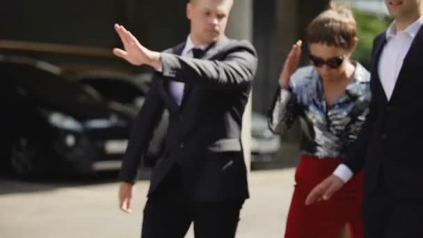 Gazeteci korumaları ile yürüyen aktris fotoğraf çekmek, sarı basın — Stok video