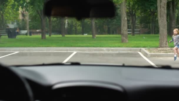Malá holčička, která vyparkuje venkovní parkovací místo, brzdy řidiče, riziko úrazu — Stock video