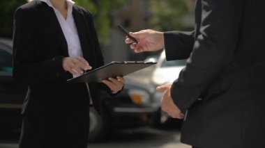 İş kadını sözleşme imzalıyor ve otomobil satıcısıyla el sıkışıp, oto satın alıyor