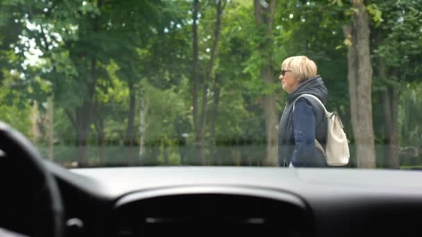 Mujer peatonal juramentación en la conducción de coches en el parque, violación de las reglas de tráfico — Vídeos de Stock
