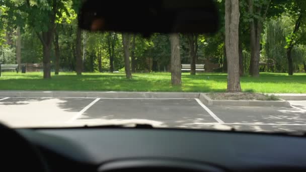 Uppmärksam förare stoppa bilen i tid, liten flicka korsar gatan med cykel — Stockvideo