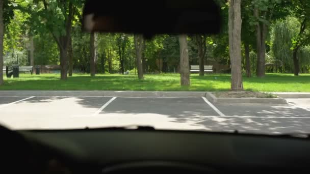 Kid Riding cykel i gatan med förälder, uppmärksam förare stoppa bilen i tid — Stockvideo