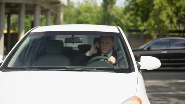 Chauffeur occupé parlant au téléphone et renversant femme sur la route, accident de voiture — Video