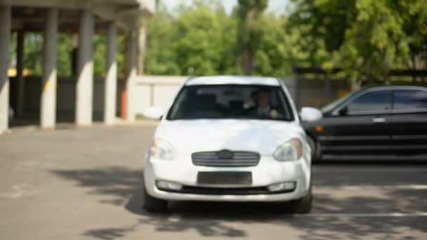 Telefon konuşan sürücü, öndeki yaya frenine çarparak, kaza riski — Stok video