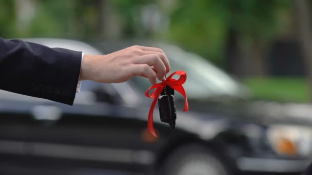 Homem dando chave de carro com grande arco vermelho para mulher, surpresa incrível, presente precioso — Vídeo de Stock