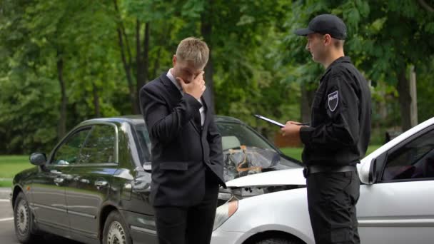 Motorista dando suborno a policial, policial escrevendo relatório de acidente rodoviário, corrupção — Vídeo de Stock