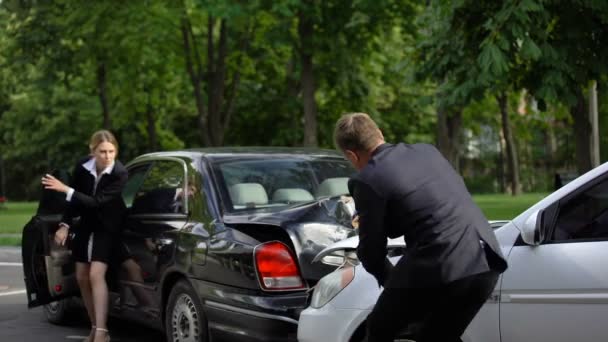 Mujer agresiva atacando al hombre por conducir en su coche, colisión de vehículos — Vídeo de stock