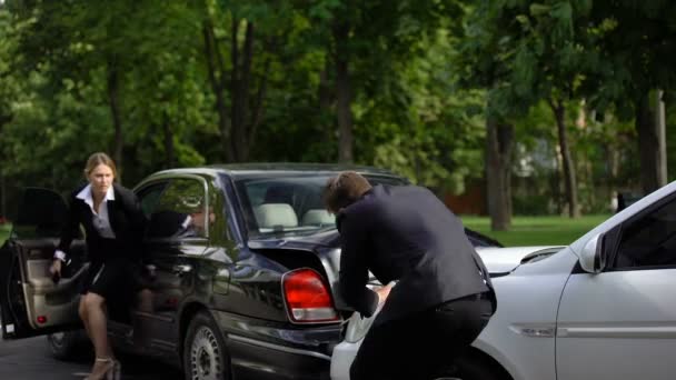 Conductor masculino dando dinero dama enojado, compensación después de colisión trasera — Vídeos de Stock