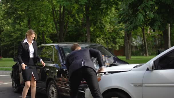 Acidente de carro com raiva vítima feminina jogando compensação de dinheiro em motorista culpado — Vídeo de Stock