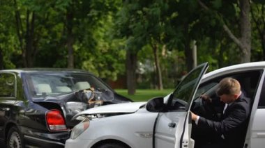 Bir şişe birayla arabasını çarpan sarhoş erkek sürücüden sonra polisi arayan kadın