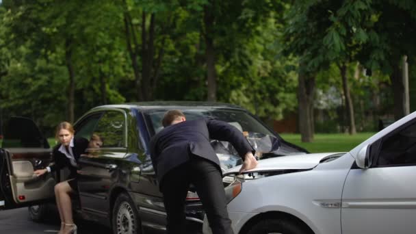 Winny mężczyzna kierowca dając kobietom odszkodowanie po zderzeniu z tyłu — Wideo stockowe