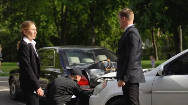 Officier de police prenant des notes dans le rapport après un accident de la circulation, collision arrière — Video