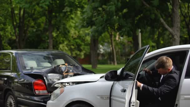 Señora llamando a la policía después de conductor varón borracho con botella de cerveza estrellando su coche — Vídeos de Stock