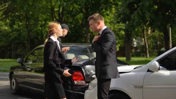 Officier de police calmer les conducteurs agressifs après un accident de la route, dommages — Video