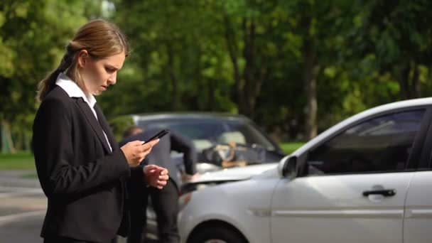 Kvinna ringer försäkringsbolag, man observera bil skador, trafikolycka — Stockvideo