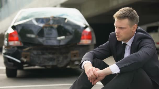 Rozčilený muž sedící na silnici po autonehodě, čekající policie, nedostatek zkušeností — Stock video