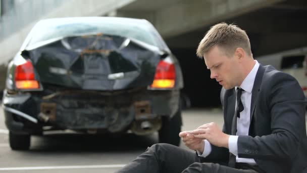 Nerwowy mężczyzna kierowca bierze uspokajające pigułki po wypadku samochodowym, czekając policji — Wideo stockowe