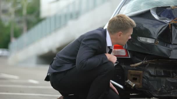 Zdenerwowany kierowca mężczyzna patrząc na uszkodzenia samochodu po powrocie z samochodu Crash na parkingu — Wideo stockowe